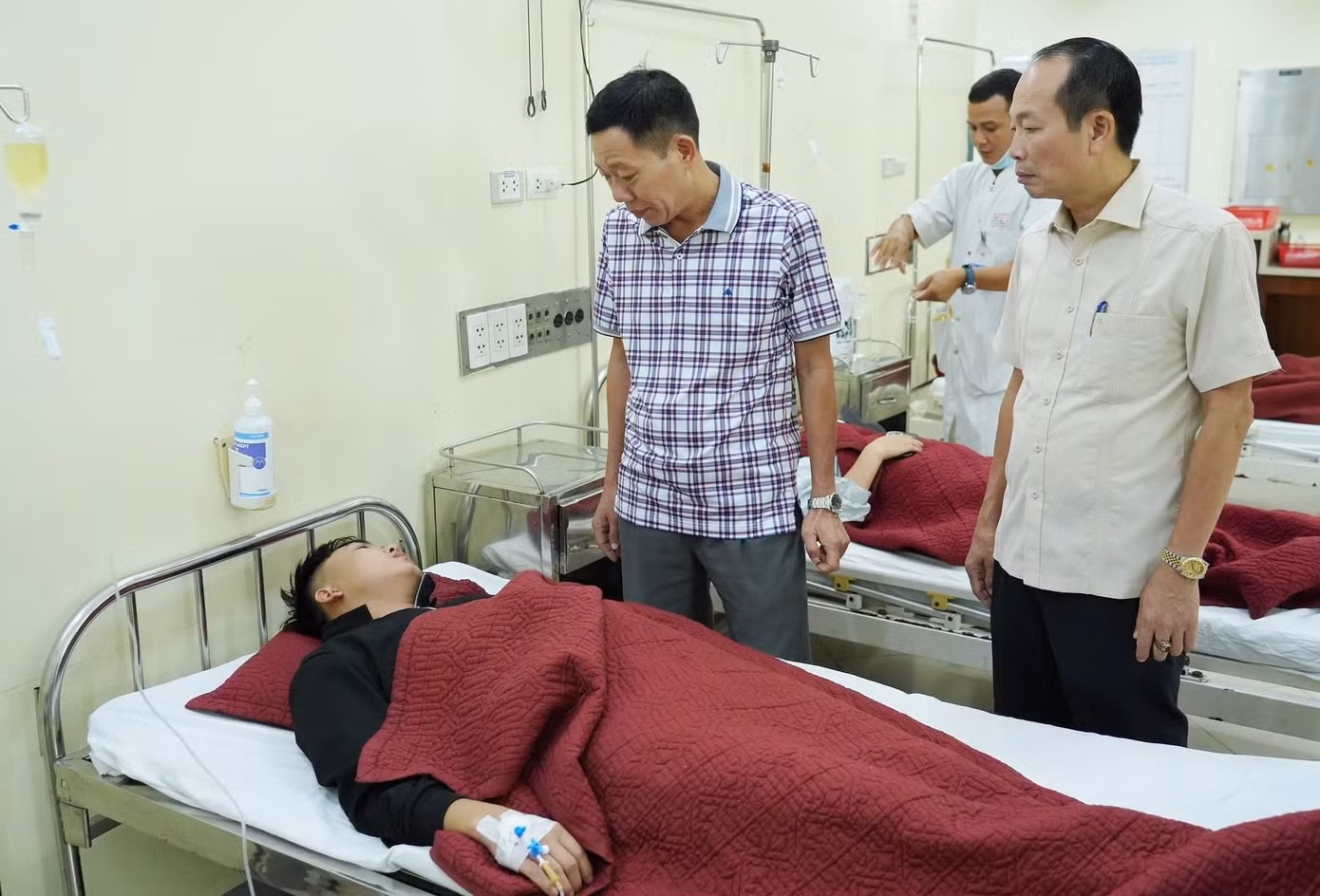 1789952495-c99d0969ce-ngo-doc-lanh-dao-thamc-width1390height944 Bệnh nhân được tiếp nhận điều trị tại Bệnh viện Trung ương Huế cơ sở 2.