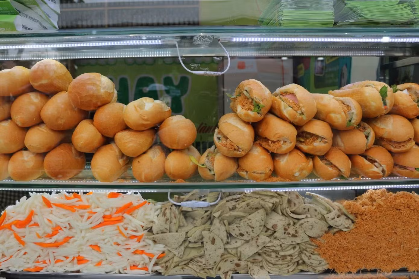 1790126057-122e1f4dc1-banh-mi-1913-width1390height928 Bánh mì được bày bán ở nhiều nơi, là thức ăn quen thuộc của nhiều người. Ảnh: Uyên Phương