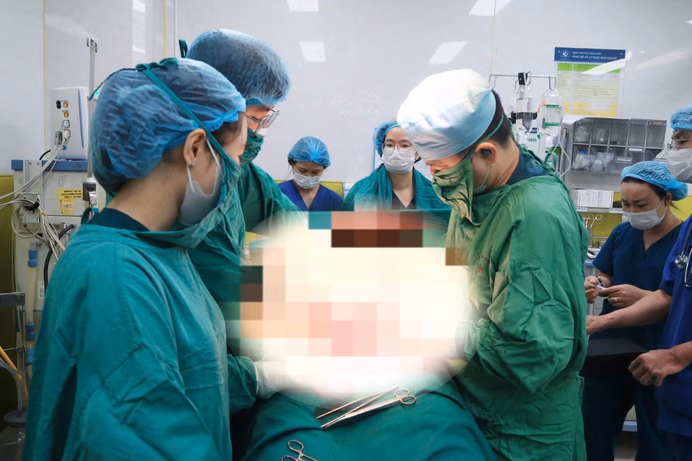 Các bác sĩ mổ lấy thai.