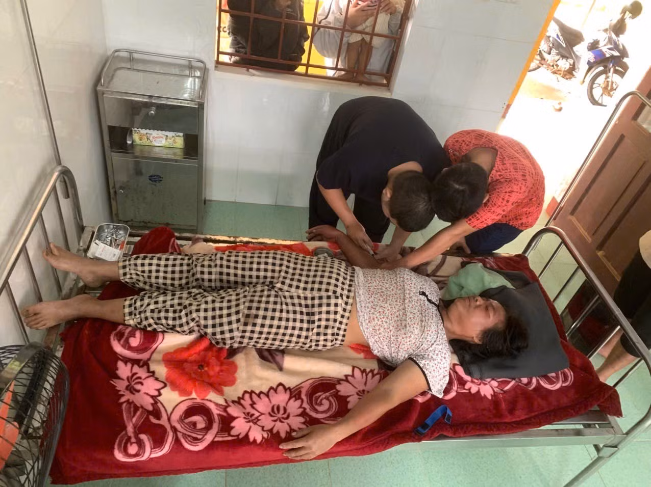 1790211974-b2f692cf8b-img-3824-width1276height956 Các cán bộ quân y đang cấp cứu cho chị Sỹ.