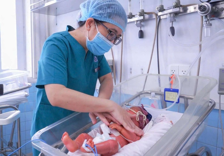 Sau 12 ngày điều trị, da bé sơ sinh mắc bệnh vảy cá dạng phiến đã được xuất viện. Ảnh: BVCC