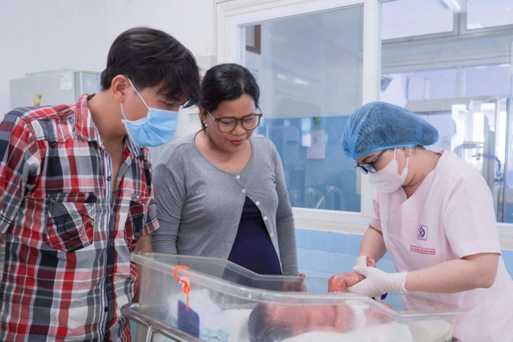 Cứu sống bé sơ sinh mắc bệnh vảy cá hiếm gặp, bị lộn mi mắt - 3