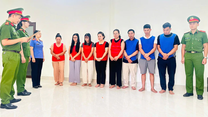 1790394119-50f84b93af-cac-bi-can-lien-quan-den-vu-an-989-width730height410 Cảnh sát điều tra thi hành quyết định khởi tố vụ án, khởi tố các bị can liên quan đến vụ án. Ảnh: Công an tỉnh Thanh Hóa cung cấp