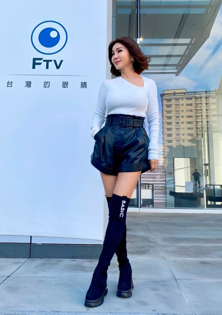 1790399894-9d0d8b450c-3-1-0809-7317-1279-width740height1048 Trần Mỹ Phượng luôn thu hút sự chú ý mỗi lần xuất hiện bởi vẻ ngoài trẻ trung, vóc dáng cân đối dù đã bước sang tuổi 70. Ảnh: Weibo