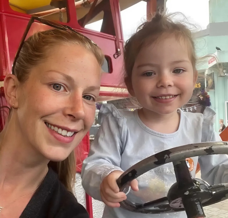 1790582657-d8de42f3e6-mom2-jpeg-2658-5861-3154-width740height706 Sophie và con gái Sienna. Ảnh: Jam Press