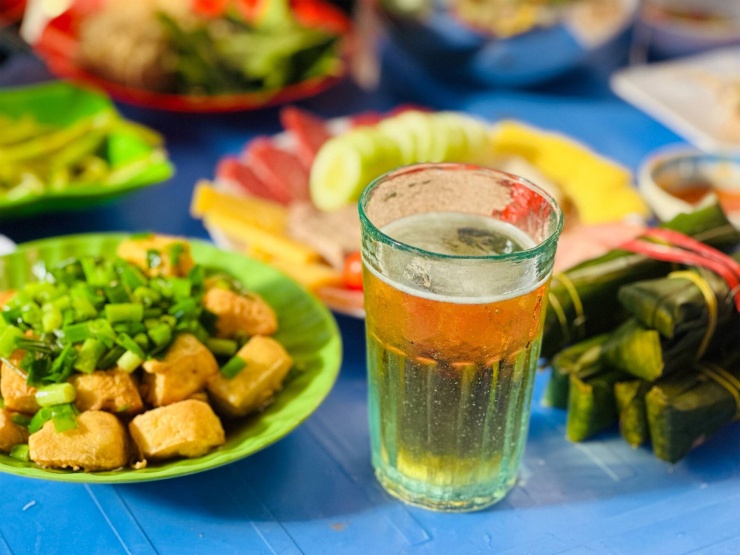 Bạn không nên uống rượu bia khi bụng đói. Ảnh: Ban Mai