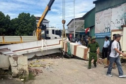 Xe cẩu va cổng làng, bé trai lớp 3 bị đứt lìa cánh tay