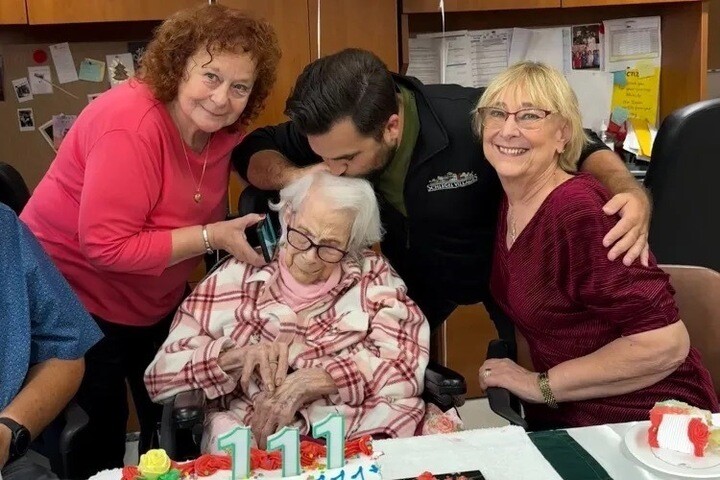 1790650789-46e878bd8f-maria-rosa-111-year-old-1-f7d59a6fcc2e4a269c89632da54f32e7-large-41-width720height480 Cụ bà Marie Rosa đón sinh nhật 111 tuổi cùng con.