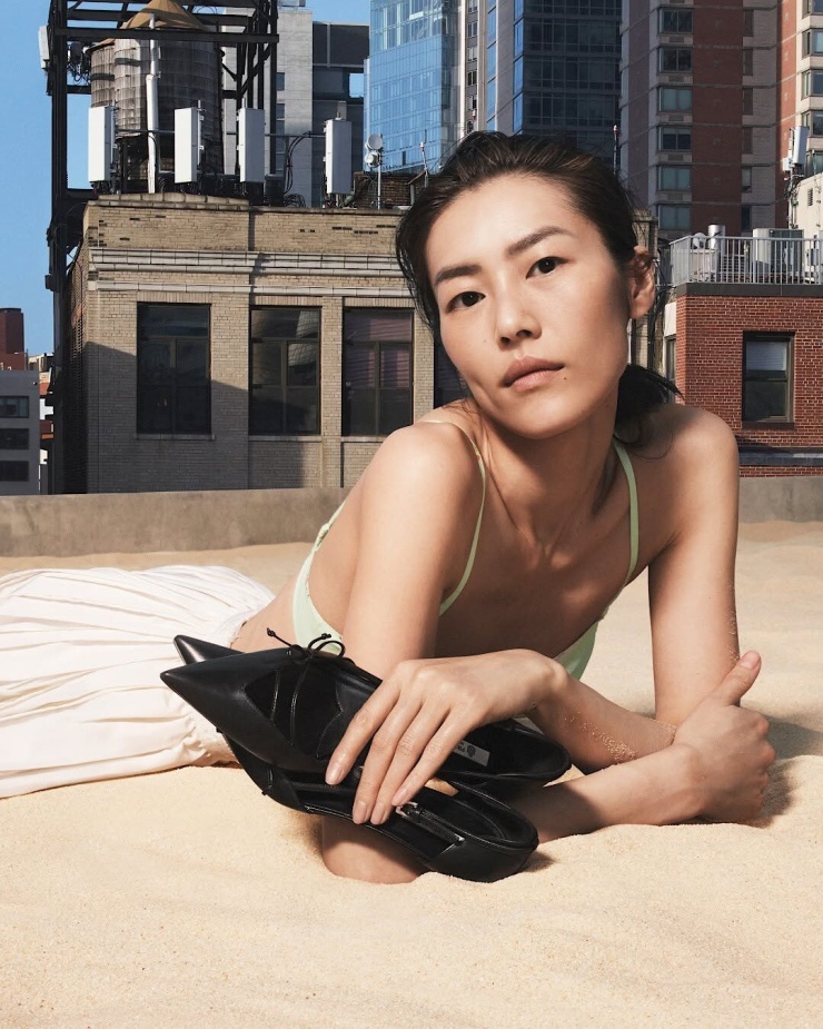 1790748710-ed31ddd25f-2-2452-4283-3279-width740height925 Liu Wen trong chiến dịch Prada Days of Summer 2026, giới thiệu bộ sưu tập với những thiết kế giao thoa, pha trộn và đối lập, tạo nên một thế giới thời trang đầy nghịch lý. Ảnh: Prada