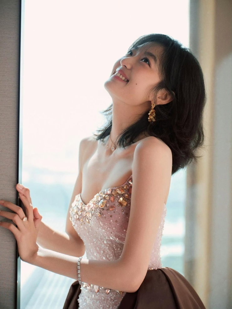 1790836734-b4b4b0b345-687-9102-409-5914-5908-8142-width740height987 Từ hình ảnh Thượng Chi Đào trong 'Đầu xuân tươi sáng' đến những khoảnh khắc đời thường, Tôn Thiên cho thấy một công thức nhất quán: ăn có kiểm soát nhưng không cực đoan, vận động đều đặn và tận dụng cả những khoảng thời gian rất ngắn để duy trì cơ thể. Ảnh: Weibo