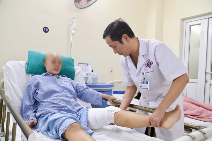 1790861860-7250354e32-ung-thu-xuong-1-29670-width740height494 ThS.BSCKII Hoàng Tuấn Anh - Trưởng khoa Ngoại Xương - Phần mềm thăm khám lại cho bệnh nhân sau ca phẫu thuật. Ảnh: BVCC