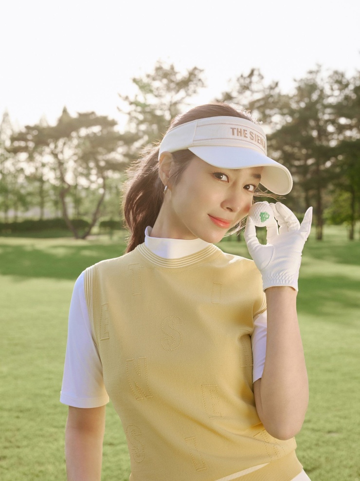 Ở tuổi 44, Lee Min Jung vẫn giữ được làn da sáng, căng mịn và ít dấu hiệu lão hóa, góp phần duy trì vẻ ngoài trẻ trung hơn tuổi. Ảnh: Instagram 216jung