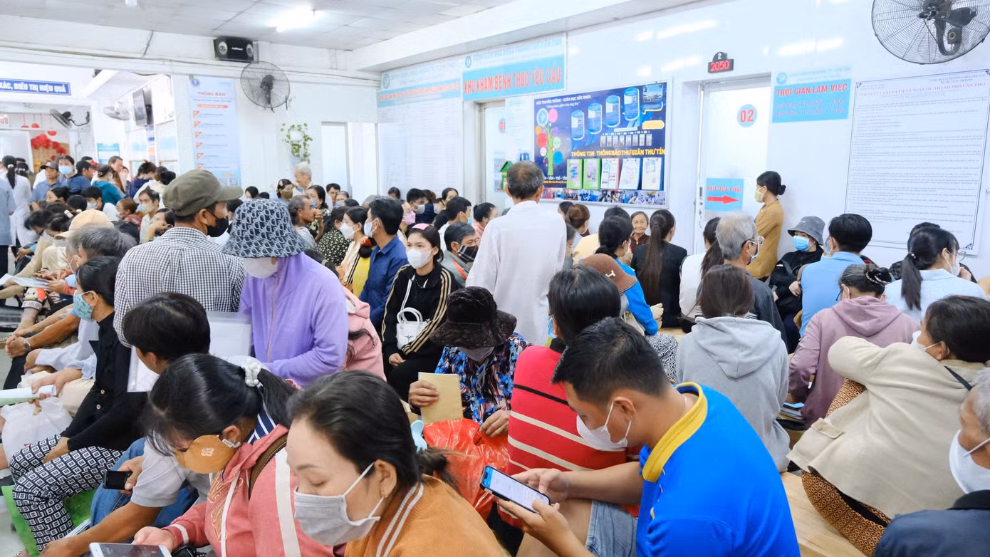 1791192880-a70a642c47-1-2-2-f6b6ad7e0d91599dac58f53bd1-width1390height782 Bệnh nhân chờ khám bệnh tại Bệnh viện Ung bướu Cần Thơ.