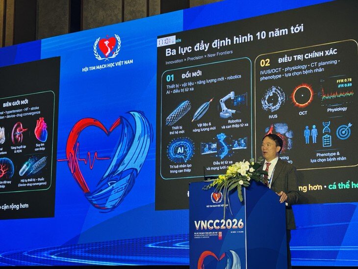 GS-TS-BS Phạm Mạnh Hùng, Chủ tịch Hội Tim mạch học Việt Nam chia sẻ tại Đại hội Tim mạch toàn quốc lần thứ 20 về "Đồng thuận của Hội Tim mạch học Việt Nam năm 2026 về béo phì và bệnh tim mạch". Ảnh: Phương Thảo