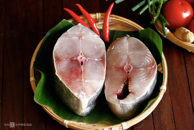 Cá thu rất giàu axit béo omega-3, tốt cho thận. Ảnh: Bùi Thủy