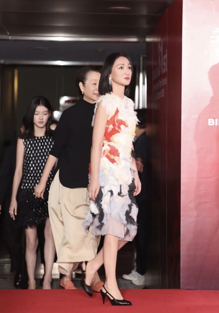 1791681811-e9467e4811-chau-tan-gay-chu-y-voi-nhan-sac-rang-ro-du-da-buoc-qua-tuoi-50-1-width740height1057 Nguồn: shanghaiceleb