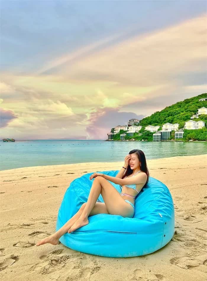 1791712554-c3f6cdd0b9-trang-phap-dien-bikini-khoe-hinh-the-nong-bong-tuoi-331-8-9863-width700height951 Cận cảnh nhan sắc Trang Pháp ở tuổi 37 - 9
