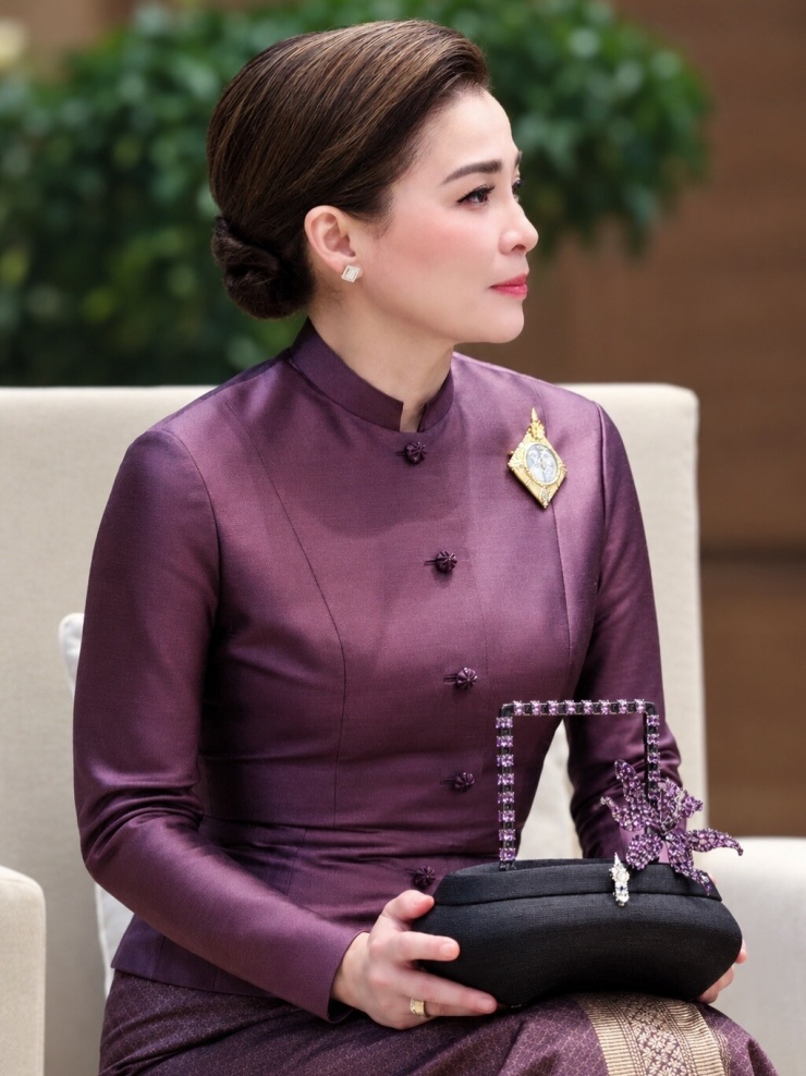 Hoàng hậu Thái Lan chuộng tóc búi quý phái - 4