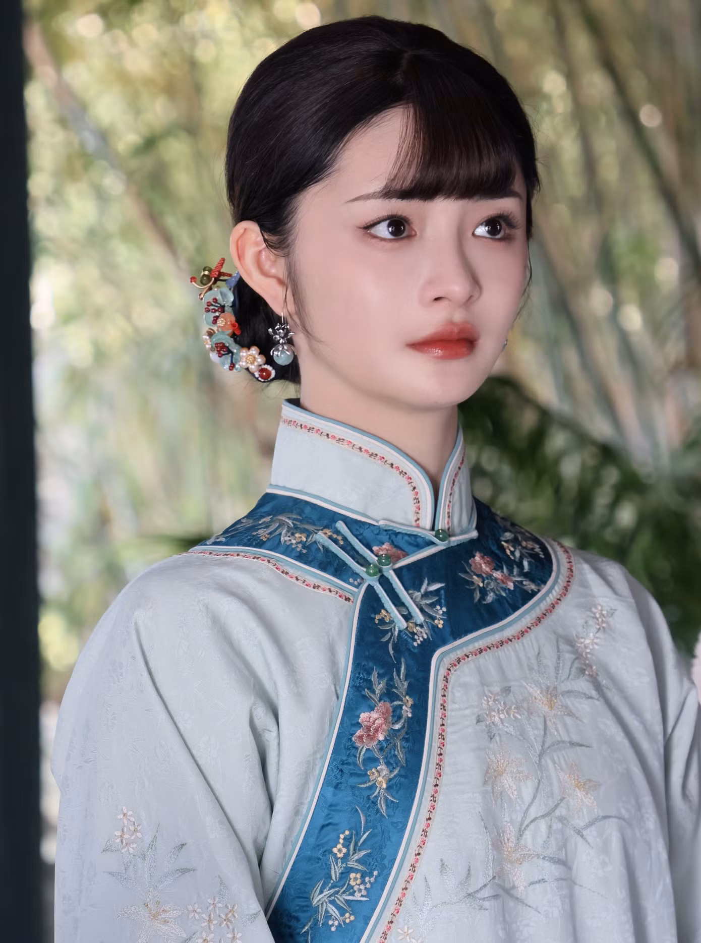 1792296916-c9c19b5248-chu-khiet-quynh25-width1390height1870 Lan Khanh vốn là diễn viên hí khúc - loại hình sân khấu ca kịch truyền thống lâu đời của Trung Quốc. Nàng có mối tình sâu đậm với Ngu Minh Hiên (Trương Vân Long), nhưng cả hai không thể đến với nhau do khoảng cách giai cấp. Ngu Minh Hiên sau đó chết trận khiến Lan Khanh sảy thai. Vì vậy, Lan Khanh luôn xuất hiện với vẻ ngoài u buồn, đôi mắt ngấn lệ chất chứa nhiều tâm sự.