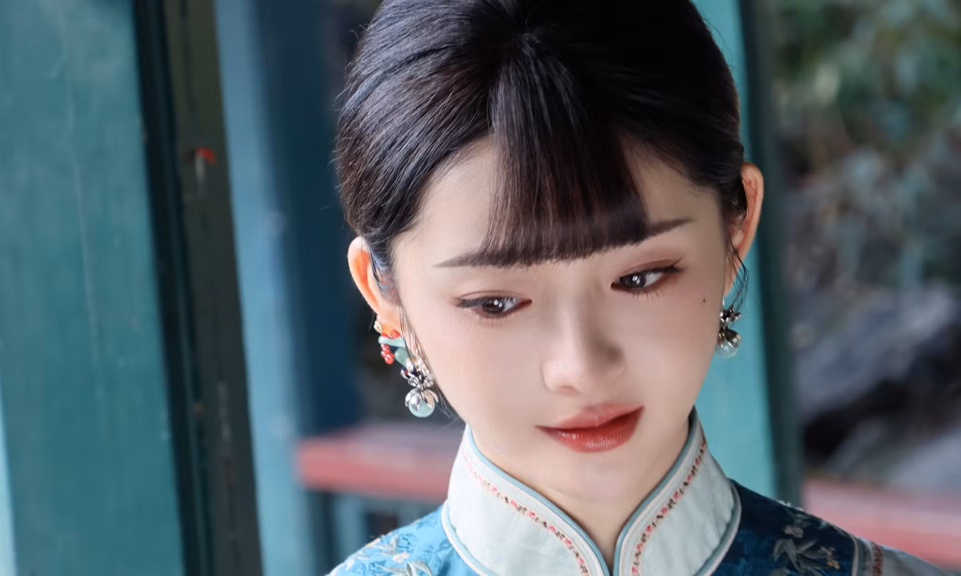 1792296917-5a5c5f6484-chu-khiet-quynh26a-width1390height834 Mỗi lần xuất hiện Lan Khanh đều khiến người khác xao xuyến với gương mặt xinh đẹp. Nhiều bài viết trên các trang mạng xã hội Trung Quốc khen ngợi khí chất nổi bật như tiểu thư thời Dân quốc của Chu Khiết Quỳnh. Cảm giác mỏng manh dễ tan vỡ mà người đẹp tạo nên khiến ai cũng muốn che chở cho cô.