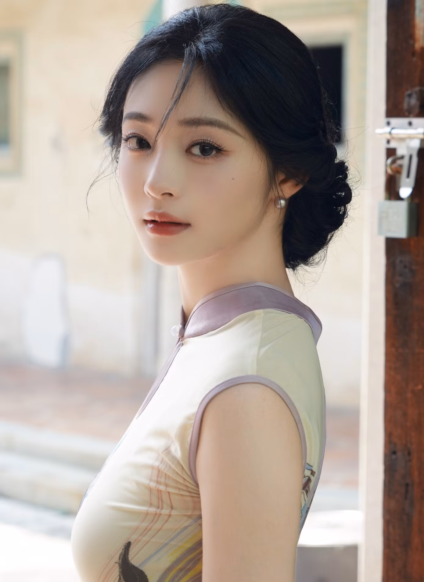1792296917-fb36228d3f-chu-khiet-quynh27-width1390height1910 Dù là vai diễn khách mời, Chu Khiết Quỳnh đã thể hiện tốt nhân vật Lan Khanh. Trên phim trường, trong lúc ê-kíp dặm lại lớp trang điểm, Chu Khiết Quỳnh vẫn chăm chỉ luyện lại các động tác tay của diễn viên hí khúc để lên hình thuần thục, từ cái phất tay áo cũng chỉn chu, toát lên phong thái riêng của một đào hát nổi danh. Cảm xúc nhân vật cũng được khắc họa rõ nét.