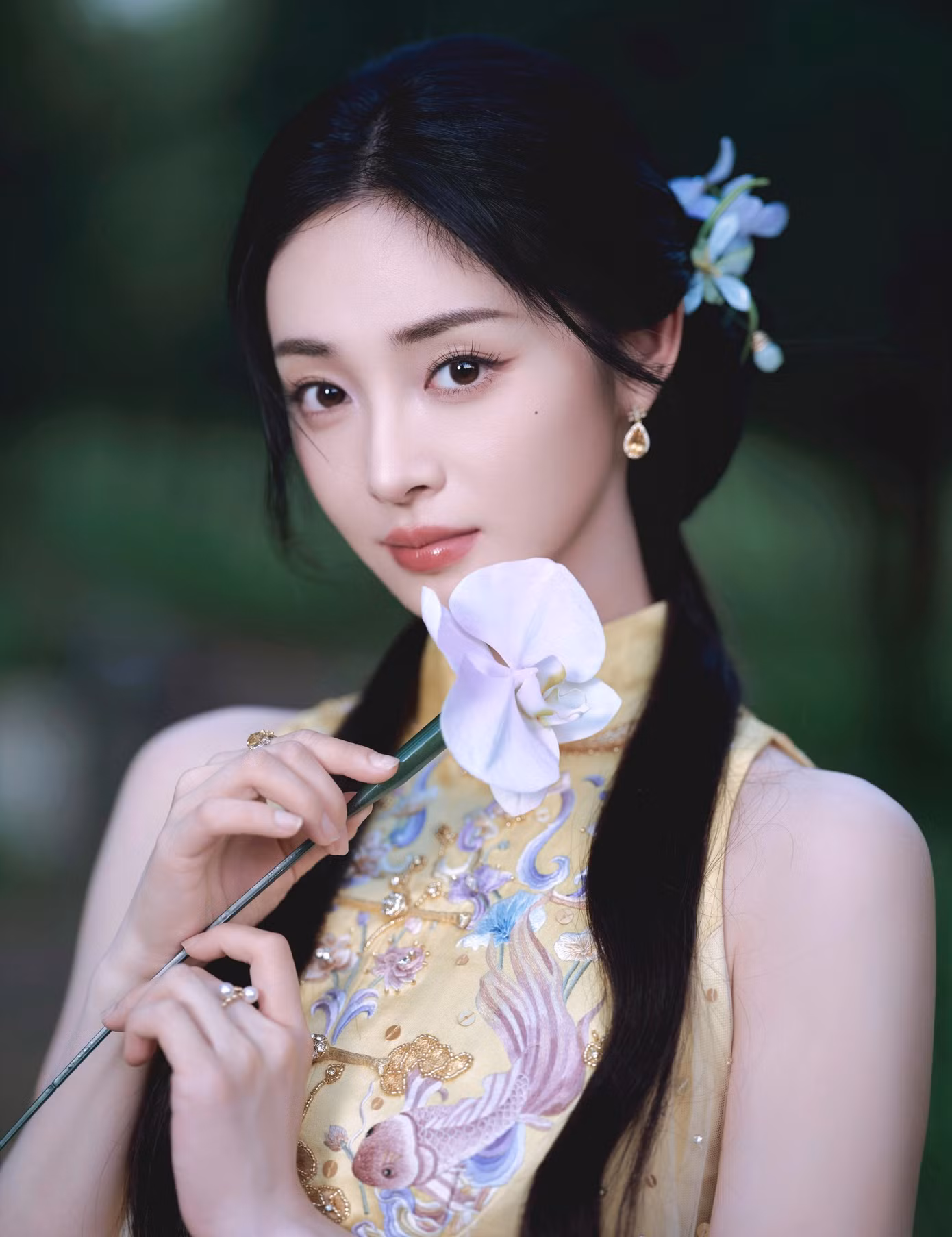 1792296919-b6a4a6ab28-chu-khiet-quynh19-width1390height1806 Chu Khiết Quỳnh (Tên tiếng Hàn: Kyulkyung), sinh năm 1998 tại Chiết Giang, Trung Quốc. Năm 2016, Chu Khiết Quỳnh tham gia Produce 101 mùa đầu tiên và gây ấn tượng mạnh với màn trình diễn kết hợp đàn tỳ bà. Cô còn được mệnh danh là thực tập sinh đẹp nhất trong số 100 thí sinh. Nhờ danh tiếng này, Chu Khiết Quỳnh giành suất debut cùng I.O.I.
