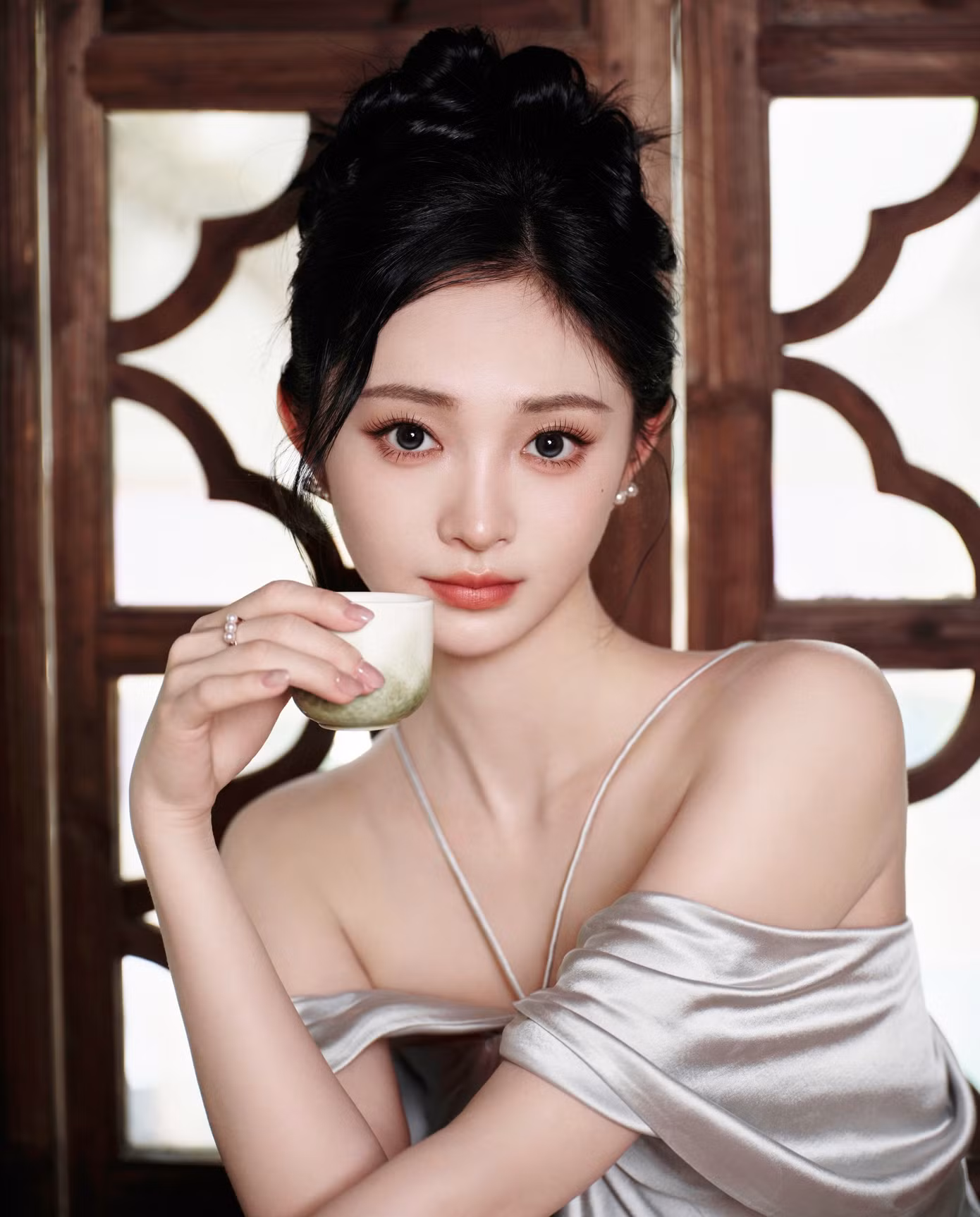 1792296923-8e7947ecc0-chu-khiet-quynh3-width1390height1726 Chu Khiết Quỳnh được đánh giá là ngôi sao đầy tiềm năng của nhóm tiểu hoa đán sinh sau 1995. Vừa có nhan sắc lại chăm chỉ cải thiện diễn xuất qua các vai phụ, Chu Khiết Quỳnh nhận được sự yêu thích của đông đảo người xem.