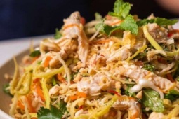 Loại rau đặc biệt, mỗi cây chỉ trổ duy nhất một lần trong đời trộn với thịt gà thành món ngon hấp dẫn