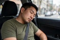 Đột quỵ sau khi ngủ sai tư thế trên ô tô suốt chặng đường dài