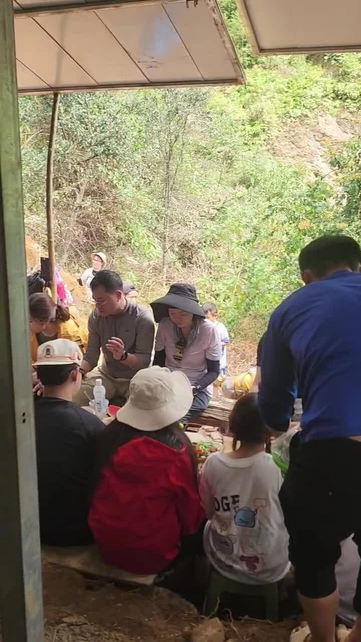 bien-nguoi-tren-dinh-ta-chi-nhu-cuoi-tuan-1790524707 Biển người trên đỉnh Tà Chì Nhù cuối tuần