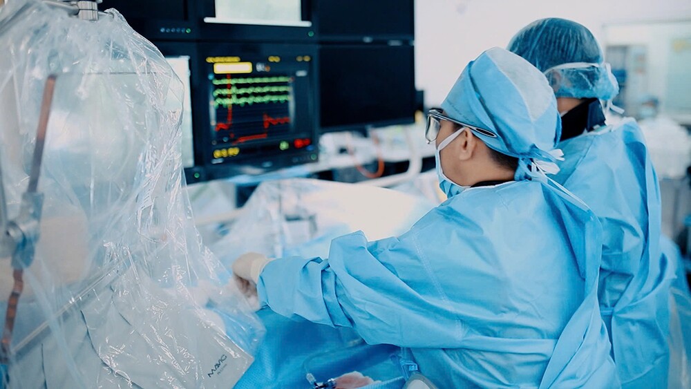 cuu-song-benh-nhan-viet-kieu-60-tuoi-bi-tac-nghen-hoan-toan-hai-ben-dong-mach-phoi-b-c-tu-n-trong-cathlab-1790588471-972-width1000height563 TS.BS Hồ Minh Tuấn thực hiện thủ thuật hút cục máu đông giảm tắc nghẽn động mạch phổi. Ảnh: Bệnh viện FV