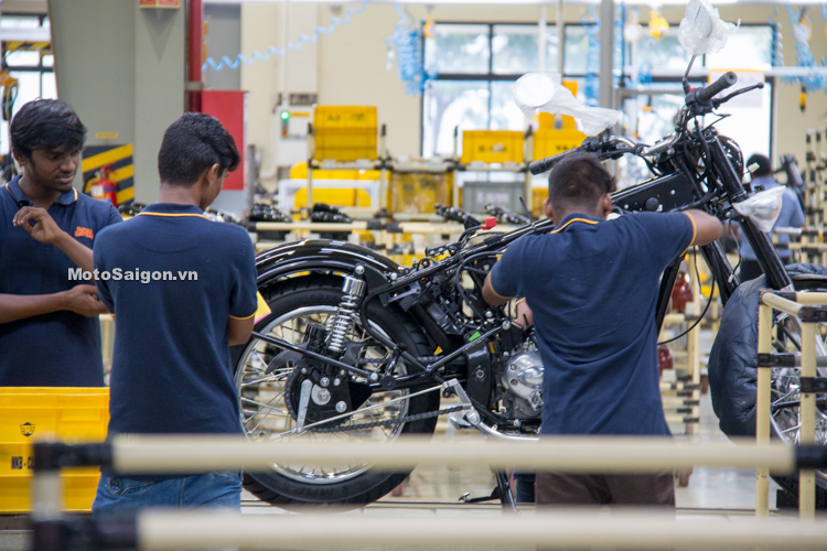Các nhân viên Royal Enfield đang trong quá trình lắp ráp xe Các nhân viên Royal Enfield đang trong quá trình lắp ráp xe