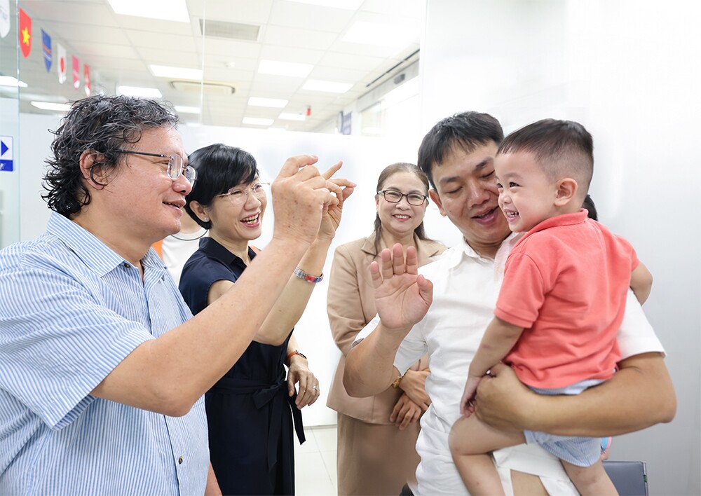 Bác sĩ Trương Hữu Khanh, người có hàng chục năm gắn bó với công tác điều trị các ca tay chân miệng nặng tại Việt Nam vui mừng sau khi chứng kiến em bé đầu tiên tại Việt Nam được tiêm vắc xin phòng EV71 tại VNVC. Ảnh: Nhân Lê