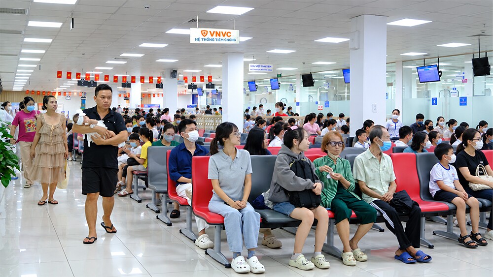 VNVC ghi nhận hàng chục nghìn lượt đăng ký và đến trực tiếp các trung tâm tiêm chủng VNVC trên toàn quốc để tiêm vắc xin tay chân miệng. Ảnh: Mộc Thảo