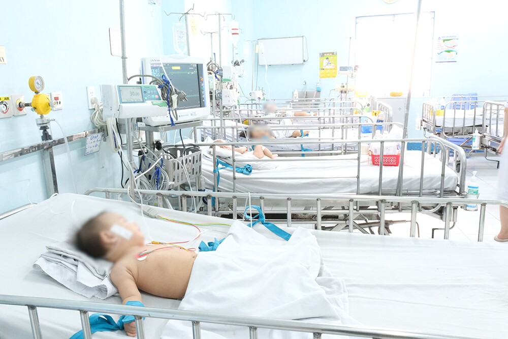 Trẻ mắc tay chân miệng nặng điều trị tại phòng hồi sức tích cực Bệnh viện Nhi đồng 1, TP HCM. ẢNH: Bình An