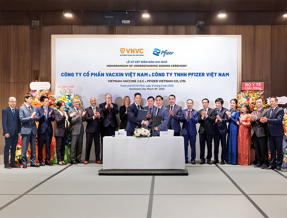 tong-bi-thu-chu-tich-nuoc-to-lam-chung-kien-vnvc-va-pfizer-hop-tac-huong-toi-cac-muc-tieu-y-te-dai-h-ahnh-2-1790146682-632-width1000height759 Ngày 18/3/2025, VNVC và Pfizer Việt Nam ký thỏa thuận hợp tác về chia sẻ kiến thức sản xuất vaccine tại Nhà máy Vaccine và Sinh phẩm VNVC với sự chứng kiến của Thứ trưởng Bộ Y tế Đỗ Xuân Tuyên, Tổng lãnh sự Hoa Kỳ tại TP HCM Susan Burns