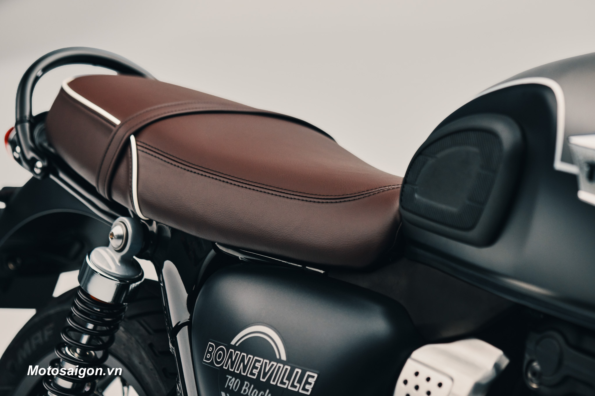 triumph-bonneville-t40-black-danh-gia-xe-2027-motosaigon-15
