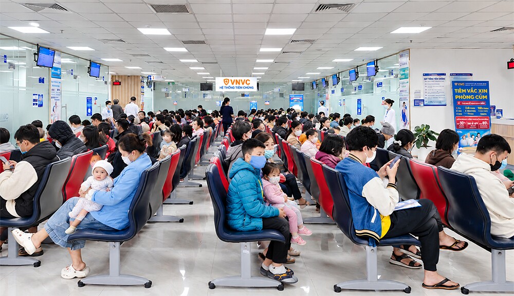 Đông đảo phụ huynh đưa trẻ đến VNVC tiêm vắc xin tay chân miệng ngay trong những ngày đầu triển khai tại Việt Nam. Ảnh: Anh Tuấn