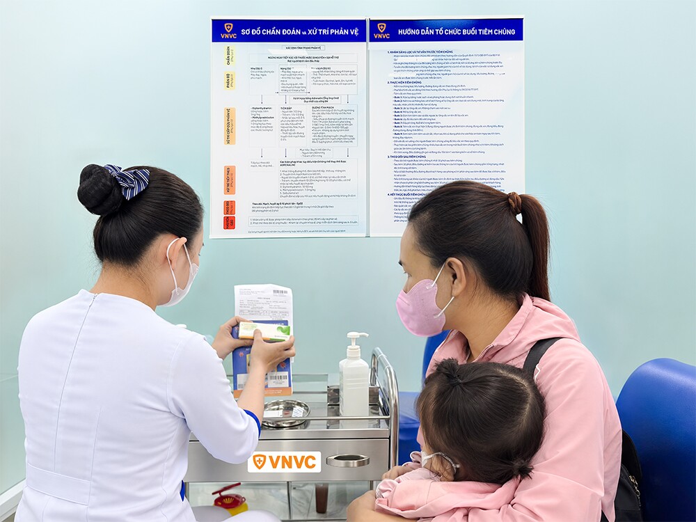 Bé Gia Hân tiêm vắc xin tay chân miệng tại VNVC Bình Minh sáng 28/9. Ảnh: Minh Trường