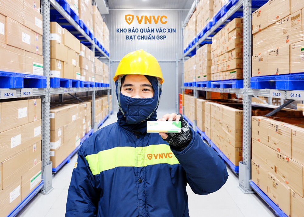 VNVC đã khẩn trương vận chuyển vắc xin tay chân miệng an toàn đến gần 300 trung tâm trên toàn quốc ngay trong ngày đầu tiếp nhận. Ảnh: VNVC