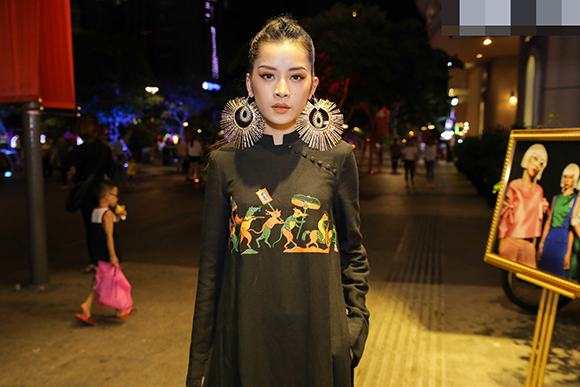 Hồ Ngọc Hà - đi đầu trong xu hướng thời trang sử dụng thắt lưng bản lớn mix đồ