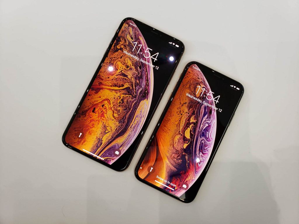 Hai phiên bản iPhone XS và XS Max khi đặt cạnh nhau