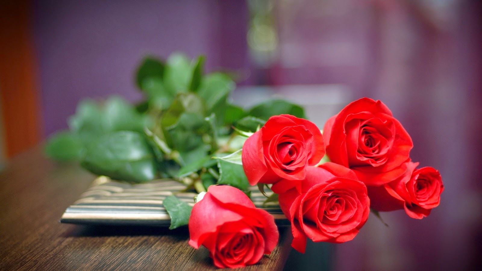 Trang trí hoa hồng đỏ trên bàn thờ dịp Tết