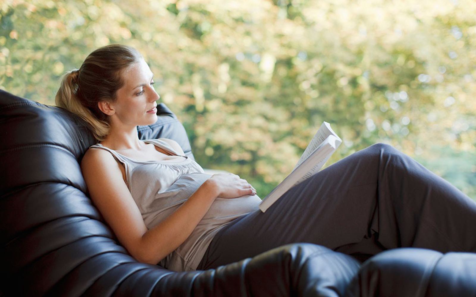Đọc sách là phương pháp giúp mẹ bầu giảm stress hiệu quả