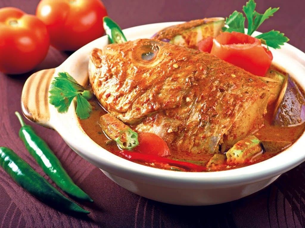 Cà ri đầu cá một món ăn đặc trưng của Ấn Độ nhưng lại mang hương vị riêng khi thưởng thức tại Singapore
