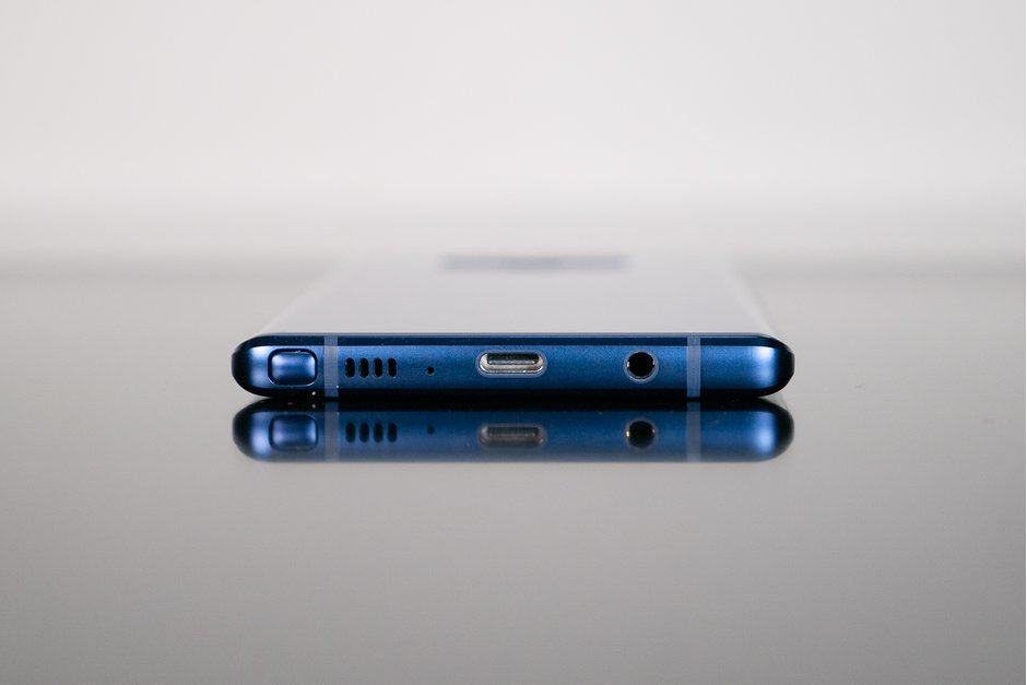 Samsung Galaxy A8s trang bị cổng kết nối USB tiện lợi