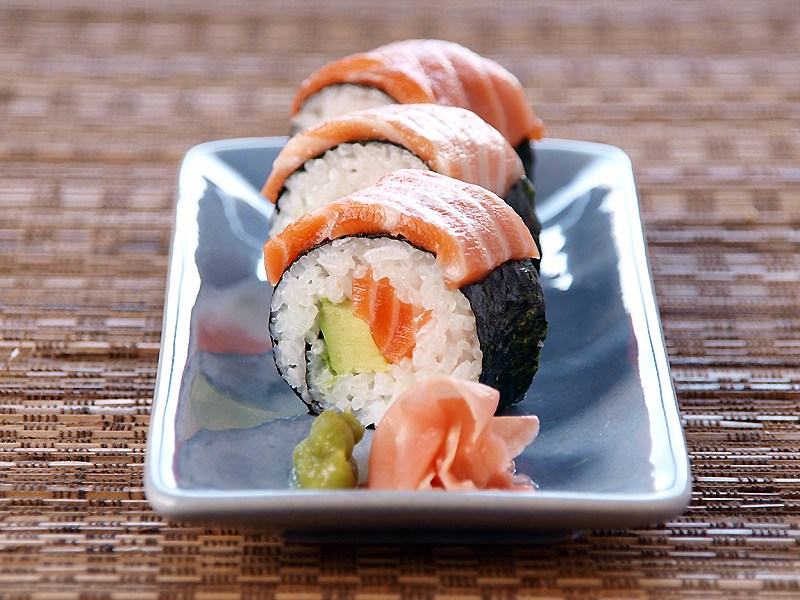 Ăn kiêng vẫn có thể thưởng thức sushi thoải mái, đặc biệt là món dinh dưỡng như sushi cá hồi