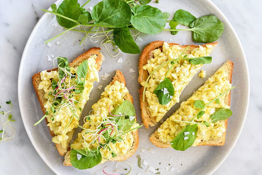 Bánh mì kẹp salad trứng - siêu ngậy siêu ngon