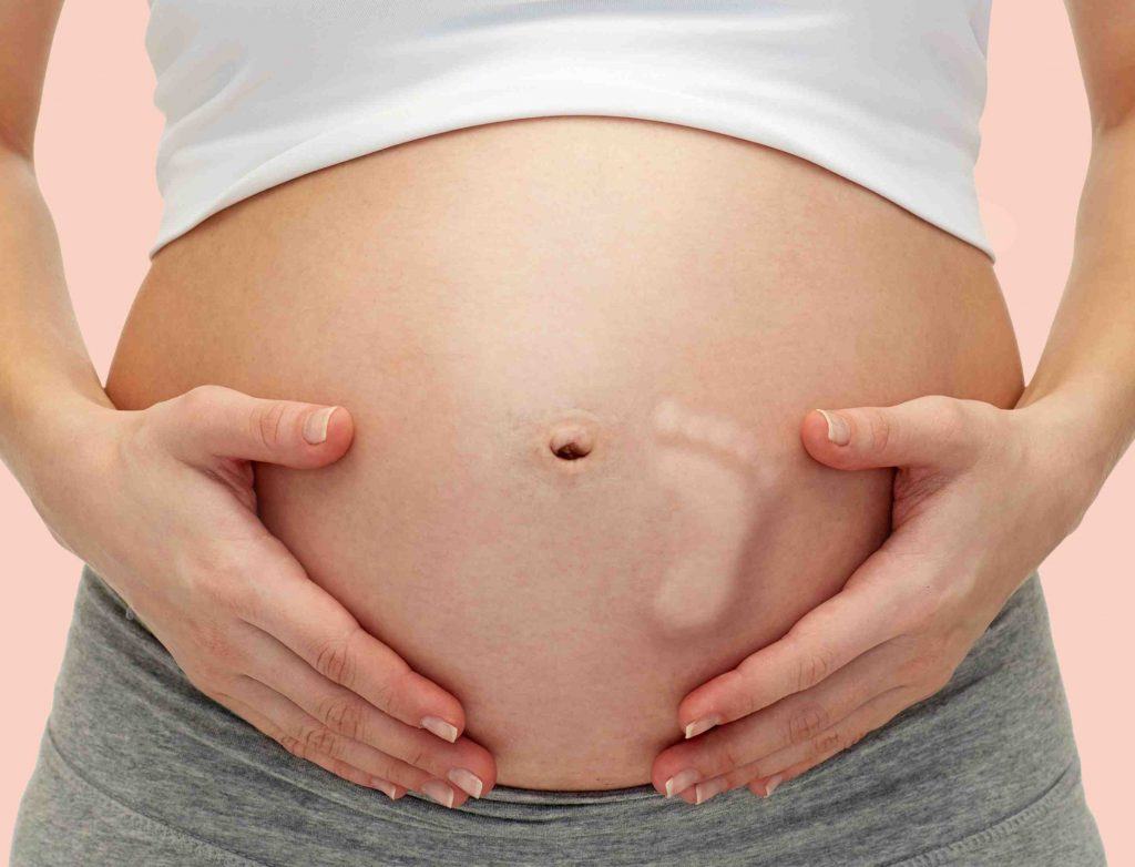 3 tháng cuối thai kỳ mẹ có thể cảm nhận rõ động tác đạp bụng của em bé