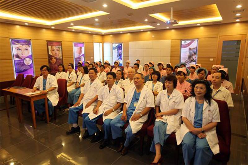 Đội ngũ y bác sĩ trình độ cao tại bệnh viện Hồng Ngọc